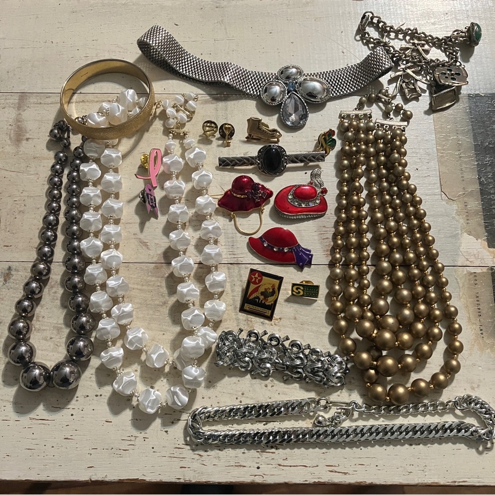 Lot of Vintage / Modern Costume Junk Jewelry and Pins